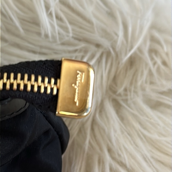 Like new Salvatore Ferragamo bow cosmetic bag - Picture 2 of 6